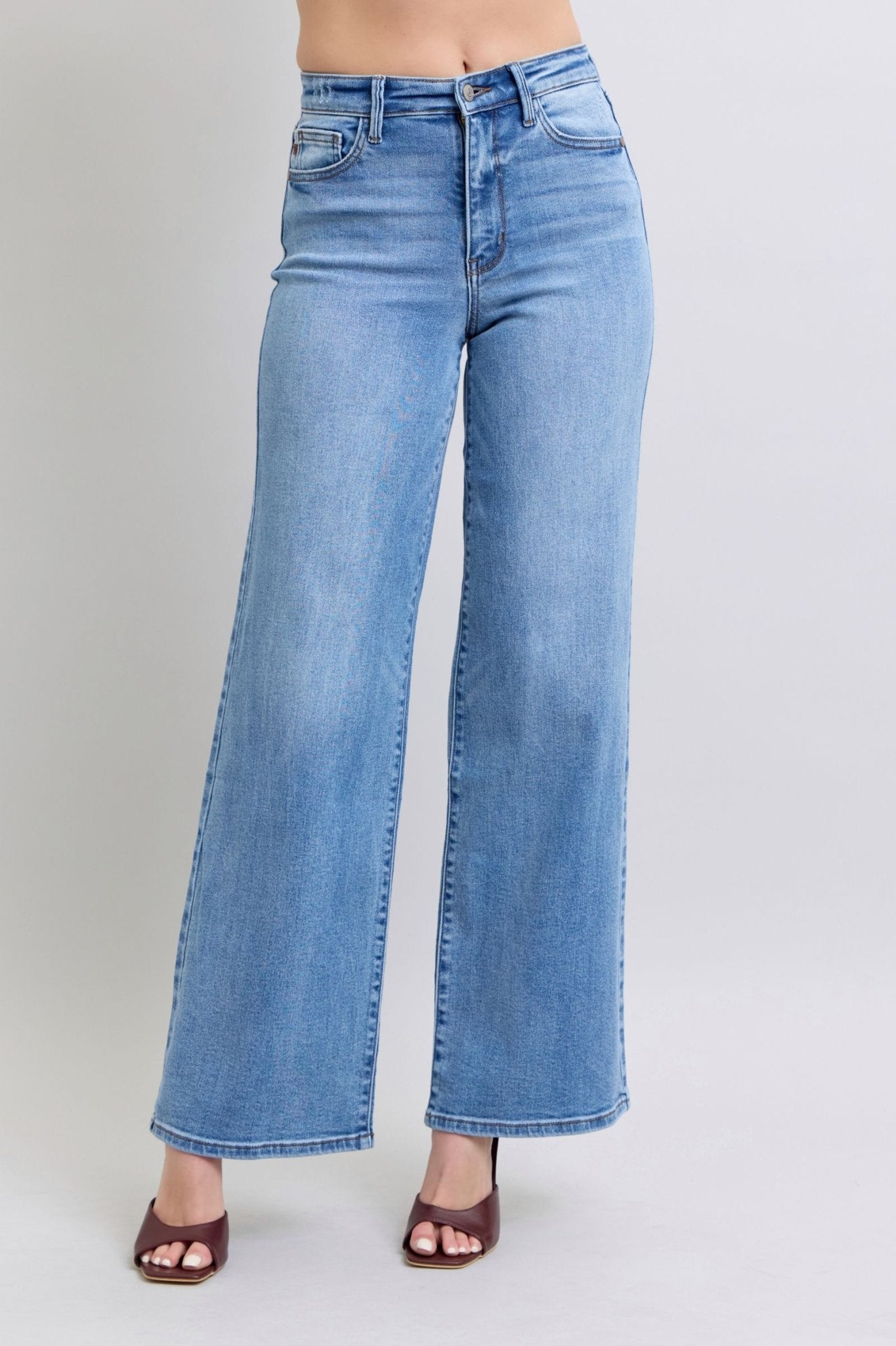 Front view of Judy Blue Full Size Wide Leg Jeans with Pockets in Medium showing neckline and sleeve details
